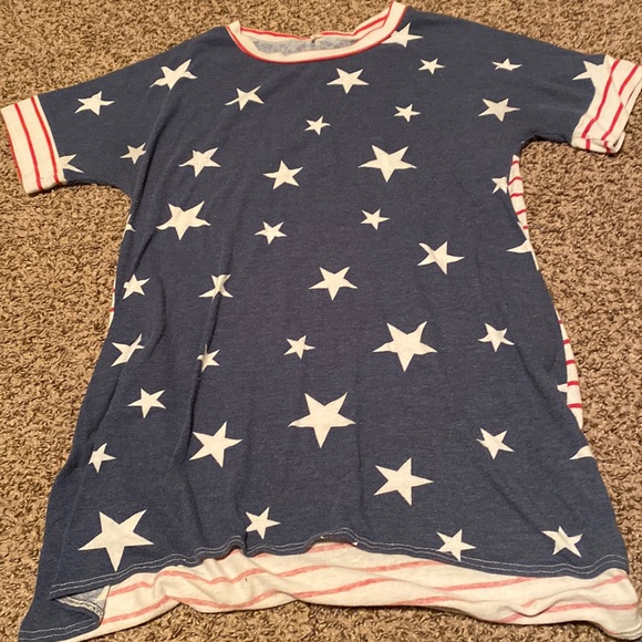 It’s a nice shirt it’s more tight fit and it’s longer in the back - Picture 1 of 2